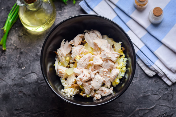 Салат с курицей, ананасами, грибами и плавленным сыром рецепт фото 9